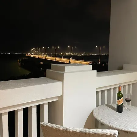 Straits Quay Marina Suites Penang By Aurorahomes Bagan Jermal Bagian luar foto